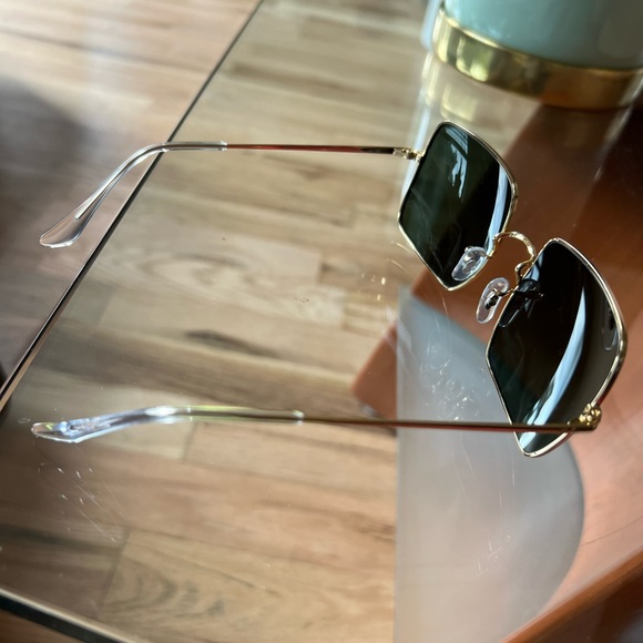 The return of a 70s look from the vault, these oversize square metal frames. - Picture 2 of 3